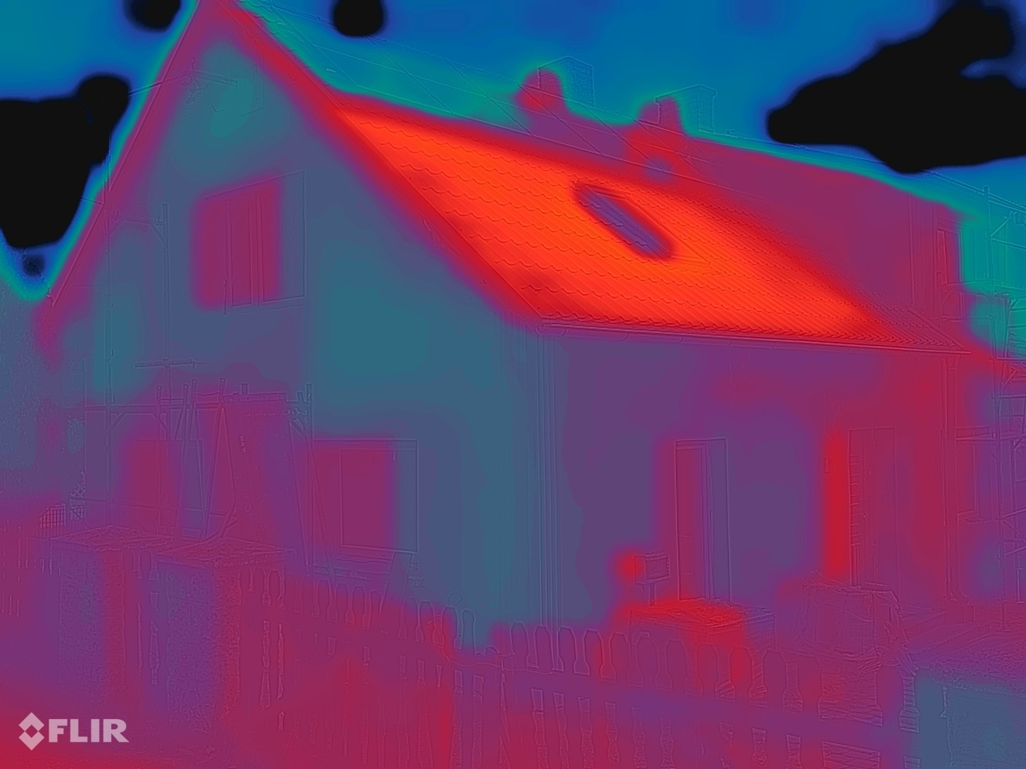 FLIR termogrāfijas attēls ar to pašu fasādi pēc pārklāšanas: sienas virsma zilzaļa līdz violeta