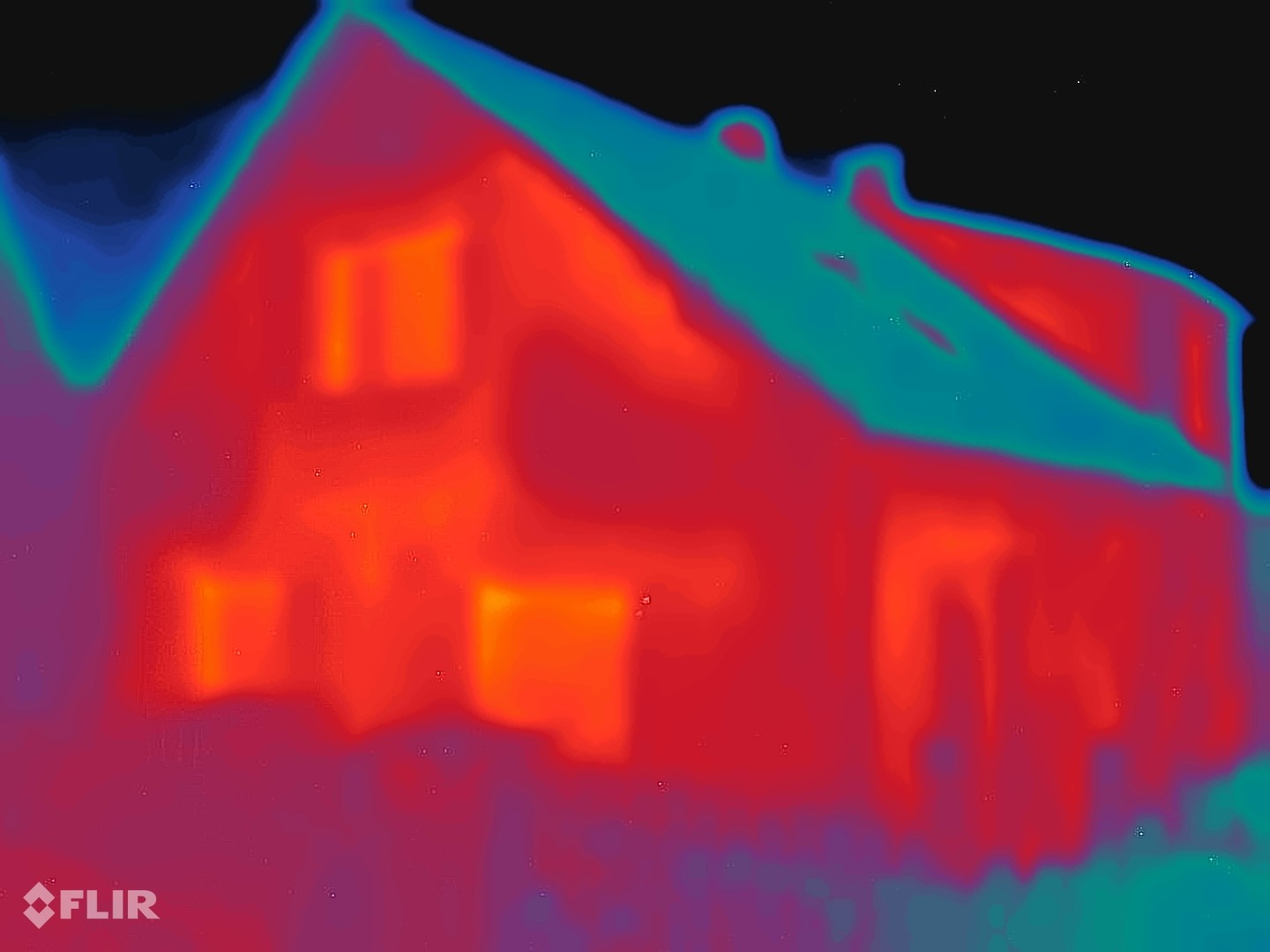 FLIR termogrāfijas attēls ar fasādi pirms pārklāšanas: sienas virsma vienmērīgi sarkana līdz oranža